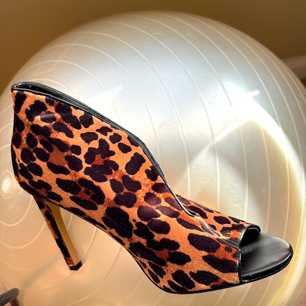 Jessica Simpson peep toe animal skin heel!